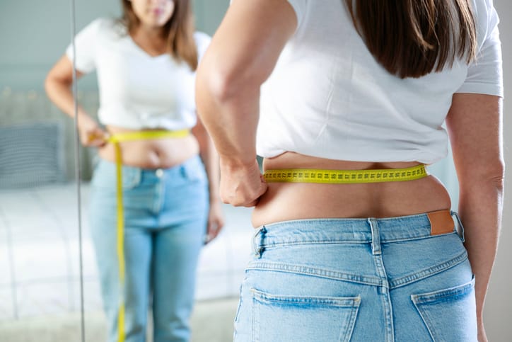femme mesurant son tour de taille -perdre du ventre après 45 ans