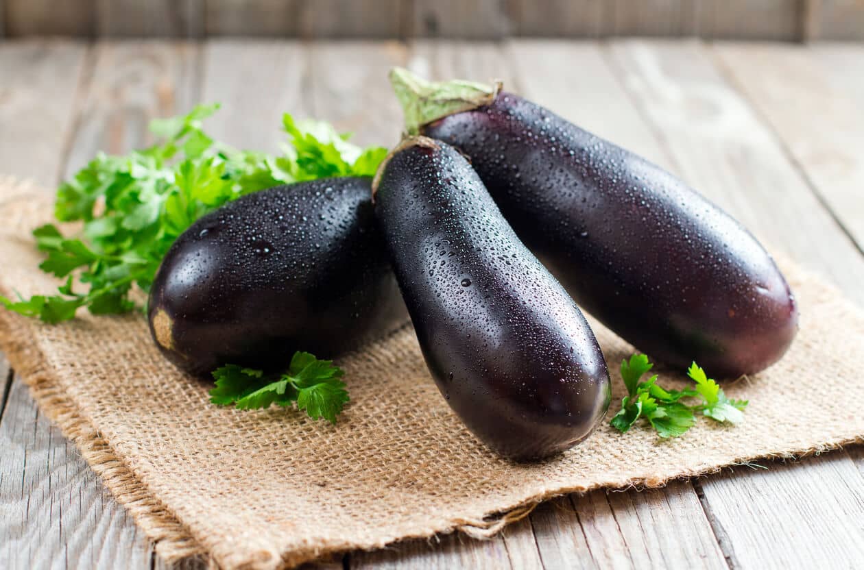 Tout savoir sur les bienfais de l'aubergine pour la santé.